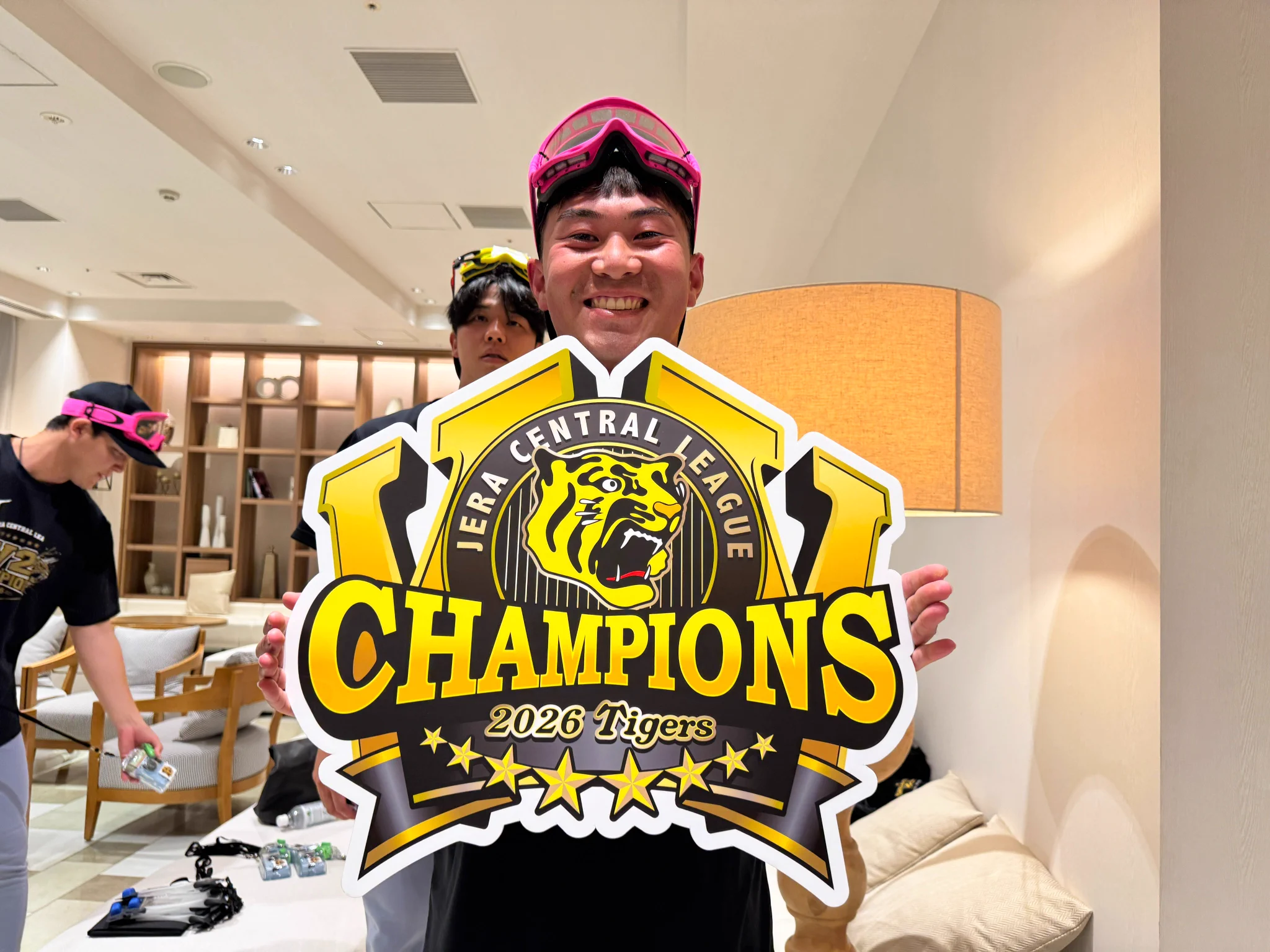 阪神タイガース na platformě X: „桐敷選手！うしろうしろ😂 パネルと