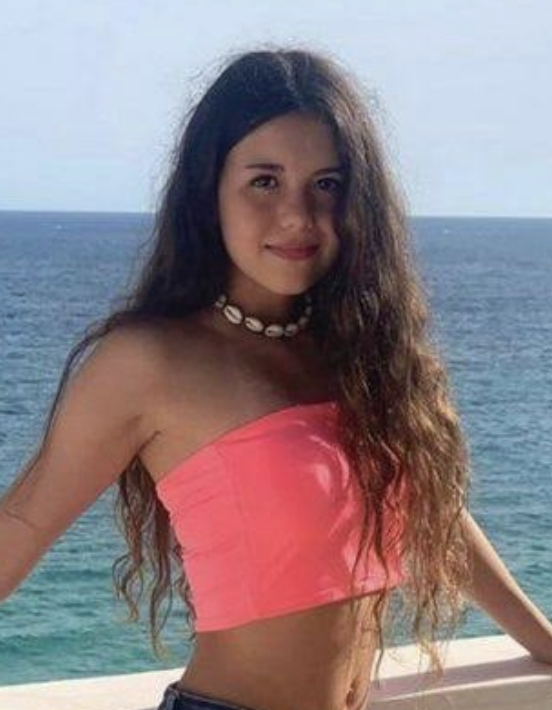 JMporKiraLopez's tweet photo. Mi hija, Kira López, y Óscar García Turón fueron alumnos del Pare Manyanet. Ambos murieron por suicidio: Óscar en 2019 y mi hija en 2021.
Y yo me pregunto: ¿puede un colegio quitarle las ganas de vivir a un alumno? ¿A una niña? ¿A un niño?
Cuando un menor vive sometido a una falta de respeto constante, humillaciones, acoso o abusos, mientras los adultos que deberían protegerlo miran hacia otro lado, su autoestima se va destruyendo poco a poco.
Y cuando esa autoestima desaparece, el sufrimiento puede volverse insoportable. A veces basta un detonante para que todo se explote.

Aquí la trayectoria de Escuelas Manyanet:⬇️⬇️
Es larga larga:
Vilafranca del Penedès – Sant Ramon de Penyafort (1963-1965): Ramon Xena, exconcejal de Vilafranca, denunció públicamente haber sufrido abusos sexuales reiterados cuando tenía 8 y 9 años por parte del sacerdote y profesor Josep Pitarch. Los hechos estaban prescritos cuando los hizo públicos y no hubo sentencia penal. La Fura Penedès

Begues – Pare Manyanet (finales de los años 60): un exalumno identificado como Miguel relató haber sufrido abusos sexuales de tres sacerdotes entre los 9 y 11 años. La Congregación Hijos de la Sagrada Familia contactó posteriormente con él para disculparse y ponerse a su disposición. No hubo procedimiento penal por estar prescritos los hechos. Fuente: El Periódico

Reus – entorno formativo de los Hijos de la Sagrada Familia (años 80): Sergi, antiguo interno y seminarista, relató un intento de abuso por un religioso cuando era niño y afirmó haber presenciado posteriormente otra situación de carácter sexual entre un superior y un alumno. También narró que un sacerdote fue apartado y enviado a Caracas supuestamente por abusos. Son testimonios publicados, pero no he localizado sentencia que los declare probados judicialmente. 

Molins de Rei – Sant Miquel Arcàngel/Manyanet (2014): un profesor de Primaria fue detenido inicialmente por presunto grooming, corrupción de menores y posesión de pornografía infantil; posteriormente fue detenido de nuevo después de que un alumno del propio colegio denunciara tocamientos. Los Mossos localizaron material de pornografía infantil en dispositivos del profesor. No he localizado en esta búsqueda una sentencia posterior que permita afirmar cómo acabó penalmente toda la causa. Fuente: El País

Barcelona – Pare Manyanet Les Corts (años 80-90): alrededor de una decena de antiguas alumnas denunciaron a un profesor laico por tocamientos cuando tenían aproximadamente 9-11 años. Llegaron a presentarse una docena de denuncias entre víctimas y testigos. El procedimiento fue archivado en 2024 porque los delitos habían prescrito; el archivo fue por prescripción y no una resolución sobre si los hechos ocurrieron o no. Fuente: 3cat

Barcelona – Pare Manyanet Les Corts, caso Óscar García: Óscar, antiguo alumno, murió por suicidio en 2019 a los 21 años. Su familia sostiene que sufrió abusos sexuales durante su etapa escolar. En 2025 pidió nuevamente a Educación investigar el caso alegando nuevos indicios relacionados con Joaquim Calvet, que había sido profesor suyo. A día de hoy, las acusaciones concretas sobre los abusos sufridos por Óscar no pueden presentarse como judicialmente probadas. Fuente: La Vanguardia

Barcelona – Pare Manyanet Sant Andreu, caso Kira López (2021): la familia denunció que Kira había sufrido acoso escolar. Mossos y Educación investigaron inicialmente el caso. La jurisdicción penal acabó archivándolo y la Audiencia de Barcelona sostuvo que no había indicios suficientes para acreditar una situación de bullying relacionada con su fallecimiento. Por tanto, jurídicamente debe describirse como un caso de acoso denunciado por la familia, no como bullying declarado probado por sentencia. Fuente: El País

Sant Andreu – otros expedientes de bullying: al margen del caso de Kira, se documentó que el colegio había acumulado ocho expedientes relacionados con bullying durante tres cursos, entre ellos el de una alumna que había intentado quitarse la vida. Además, otras familias denunciaron públicamente situaciones de violencia y acoso en el mismo centro. Es una cuestión distinta de determinar judicialmente qué responsabilidad correspondía al colegio en cada caso. Fuente: https://t.co/ttpWMKfBGo

Sant Andreu – Joaquim Calvet, pornografía infantil: el sacerdote y antiguo rector de la parroquia vinculada al colegio fue condenado en 2023 por tenencia de pornografía infantil después de que un informático encontrara aproximadamente 39 GB de material en su ordenador. Esta condena sí es un hecho judicialmente acreditado. Fuente: Europa Press

Sant Andreu – Joaquim Calvet, presunto abuso de un alumno: además de la condena por pornografía infantil, Calvet fue juzgado en mayo de 2026 por el presunto abuso sexual de un alumno con discapacidad que tenía unos 8 años. Fiscalía solicitó seis años de prisión; la víctima declaró que había sufrido tocamientos y amenazas. En las fuentes que he localizado hasta el 3 de octubre de 2026 no aparece todavía una sentencia posterior que me permita presentarlo como condenado por este segundo delito. Fuente: Europa Press

Sant Andreu – otra denuncia contra un docente (2022-2023): el propio colegio comunicó a las familias la existencia de una denuncia por una presunta agresión sexual de un docente a una menor. La denuncia se había presentado en octubre de 2022 y el profesor había solicitado la baja del centro. No he localizado una resolución judicial definitiva de esta causa, por lo que debe mantenerse la expresión “presunta”. Fuente: Crónica Global

Sant Andreu – represalias contra el informático que denunció la pornografía infantil: en febrero de 2026 la Fiscalía pidió 5 años y 3 meses de prisión para el exdirector ejecutivo del Pare Manyanet y para el responsable de cumplimiento normativo de la congregación, acusándolos de acoso laboral, coacciones y obstrucción a la justicia contra el informático que había denunciado a Calvet. Es una acusación formal de Fiscalía, no una condena firme según las fuentes localizadas. Fuente: Europa Press

Bogotá, Colombia – colegio Santa Catalina de Siena / Pare Manyanet: es el caso internacional más sólido que he encontrado. El sacerdote Freddy Orlando Rodríguez abusó sexualmente durante años de dos hermanos que comenzaron a sufrir las agresiones cuando tenían aproximadamente 9 y 10 años. Fue condenado por la justicia colombiana en 2015 y murió en prisión en 2019. Fuente: El Periódico

Bogotá – responsabilidad de los Hijos de la Sagrada Familia: posteriormente, los hermanos demandaron a la Congregación. La justicia colombiana acabó obligando a Hijos de la Sagrada Familia a participar en la reparación económica de las víctimas y a pedir perdón institucionalmente. Existe además documentación judicial colombiana que recoge el procedimiento sobre la responsabilidad de la congregación. Este es, por tanto, un caso especialmente relevante porque no se limita a una denuncia periodística: existen decisiones judiciales tanto sobre el agresor como sobre la responsabilidad civil posterior. Fuente: Portal Histórico

Mi hija Kira murió por "presunto" acoso escolar de este centro educativo, por suicidio. ¿Qué pensaríais vosotros? ¿Que Haríais?

Ya os iré contando. Me han demandado por poner este video con noticias ya editadas por medios de comunicación:

https://t.co/EVEAWANUgC