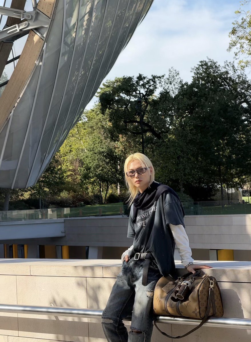 915bbok's tweet photo. felix went to la fondation Louis Vuitton today 🤍 https://t.co/jokWaI17Xe