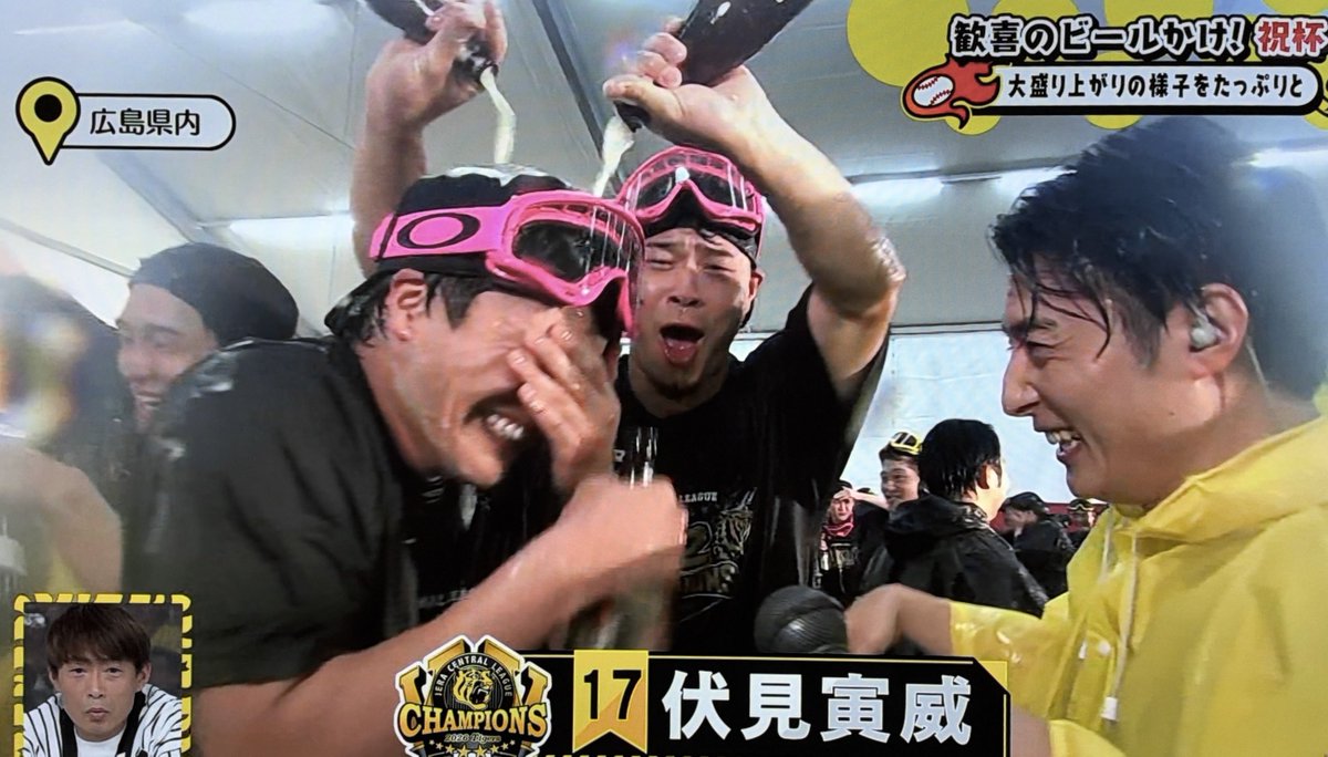 tigers_rii1729's tweet photo. 寅威さんインタビュー中にテルが来て「さいこうー！とらい！」って言ってくれてた🦍🐯
#阪神タイガース #伏見寅威 #佐藤輝明 https://t.co/y0eqTsAsyg