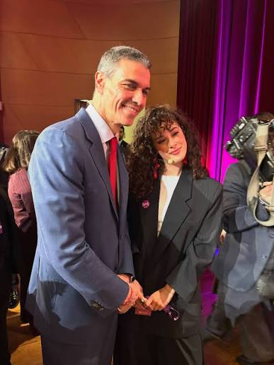 37f4b6ea012244e's tweet photo. @elena_reines La policia la manda tu amo pedro sanchez, bastarda, poco le han dado https://t.co/HVYDkM0mij