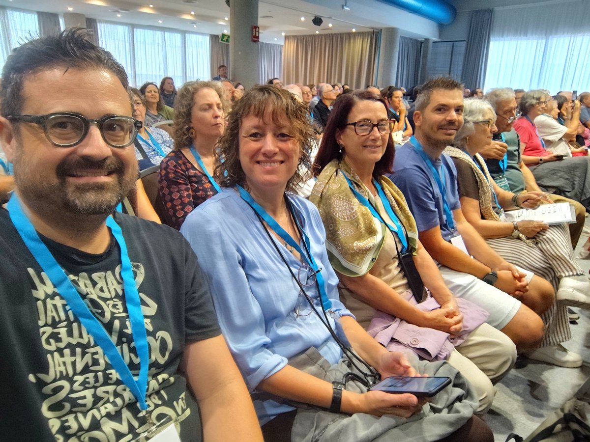 gent_sbd's tweet photo. 👥 #GentSabadell, al 1r Congrés de la #DobleXarxa, proposta d'@alhora_cat davant una «immersió» que ara castellanitza. Mig miler d'assistents hi hem analitzat models d'altres països i hi hem escoltat educadors, pares, lingüistes i juristes. Hi som.
👅 #congres2x 🧅 #Sabadell https://t.co/hlpaZOLJ0V