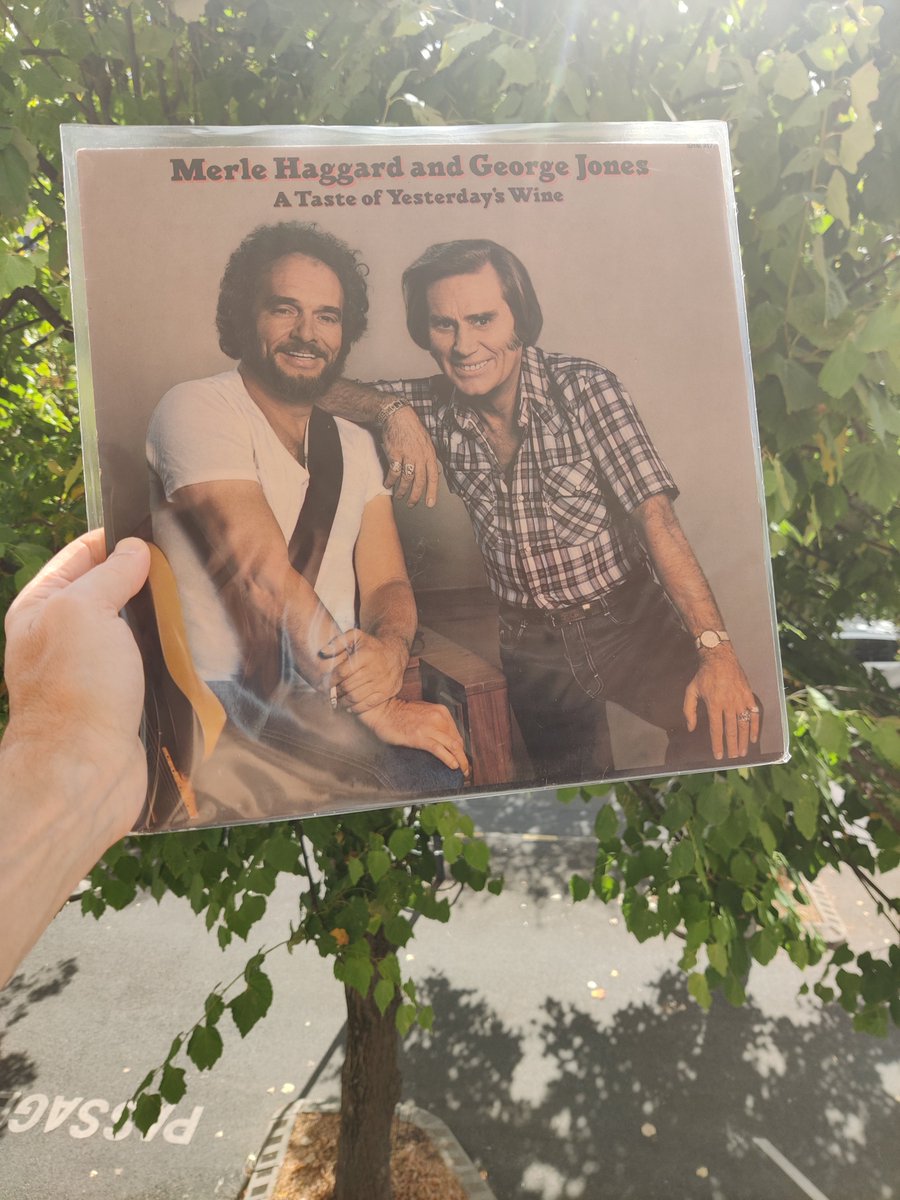 CountryMusicFr's tweet photo. My finds this week. I found these records at a record store of Montauban, a town near Toulouse:. #AsleepAtTheWheel #BobWillsAndHisTexasPlayboys #MerleHaggard #GeorgeJones #CountryMusic #WesternSwing https://t.co/VWK79QGxIw
