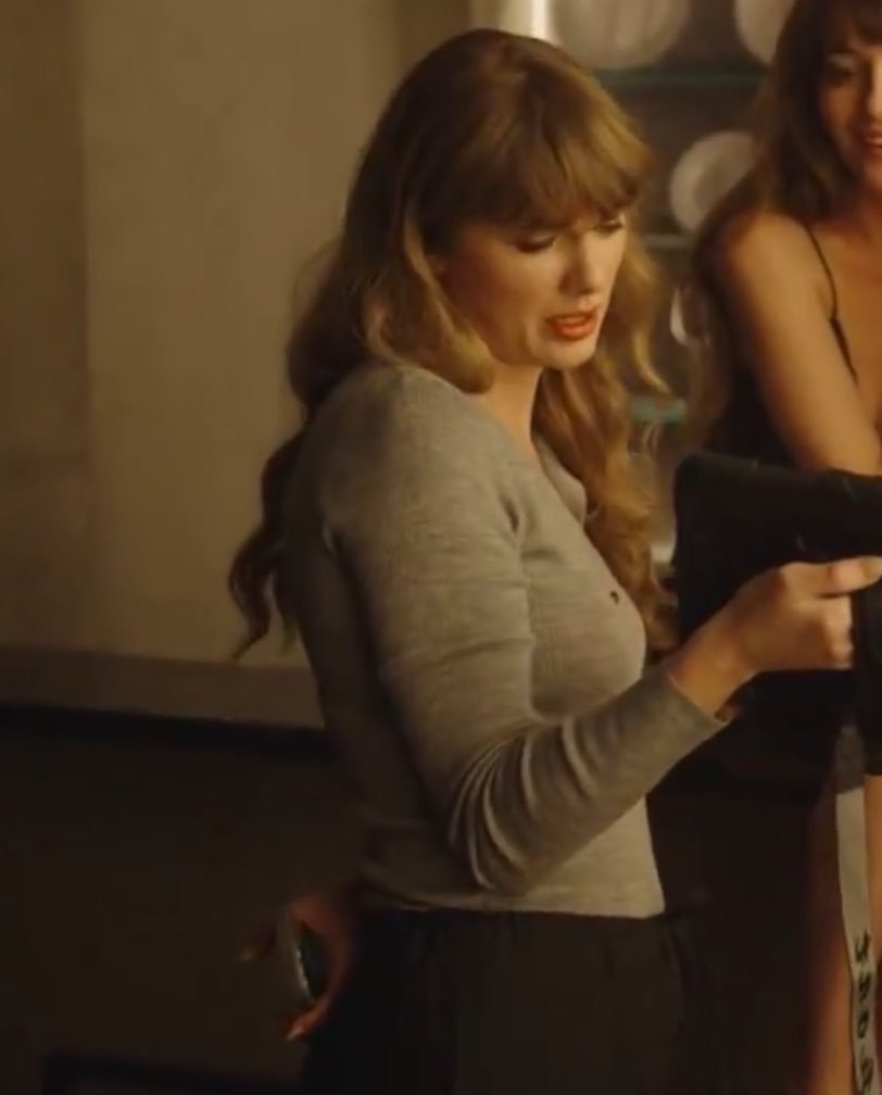 falsegodgarden's tweet photo. mama swift looks SO girlfriend material i can’t resist  😍❤️‍🔥 https://t.co/c0VVGjrhqc