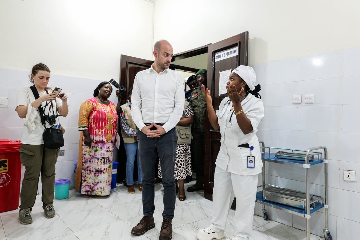 sofepadi's tweet photo. À #Bunia, M. Jean-Noël Barrot ( @jnbarrot ) a visité la clinique d’excellence Karibuni Wa Mama de la @sofepadi  et échangé avec des survivantes de violences sexuelles.
La Coordinatrice nationale de la #sofepadi a présenté les actions de l’organisation ainsi que le projet FEF soumis à l’Ambassade de France à Kinshasa.
À l’issue de la visite, M. Barrot a réitéré l’engagement de la #France aux côtés de la #RDC et annoncé la signature du projet, axé sur l’accès juridique et judiciaire dans les provinces du Nord-Kivu, du Sud-Kivu et de l’Ituri.
Un appui qui vient renforcer les efforts en faveur de l’accès à la justice et de la réparation des survivantes.