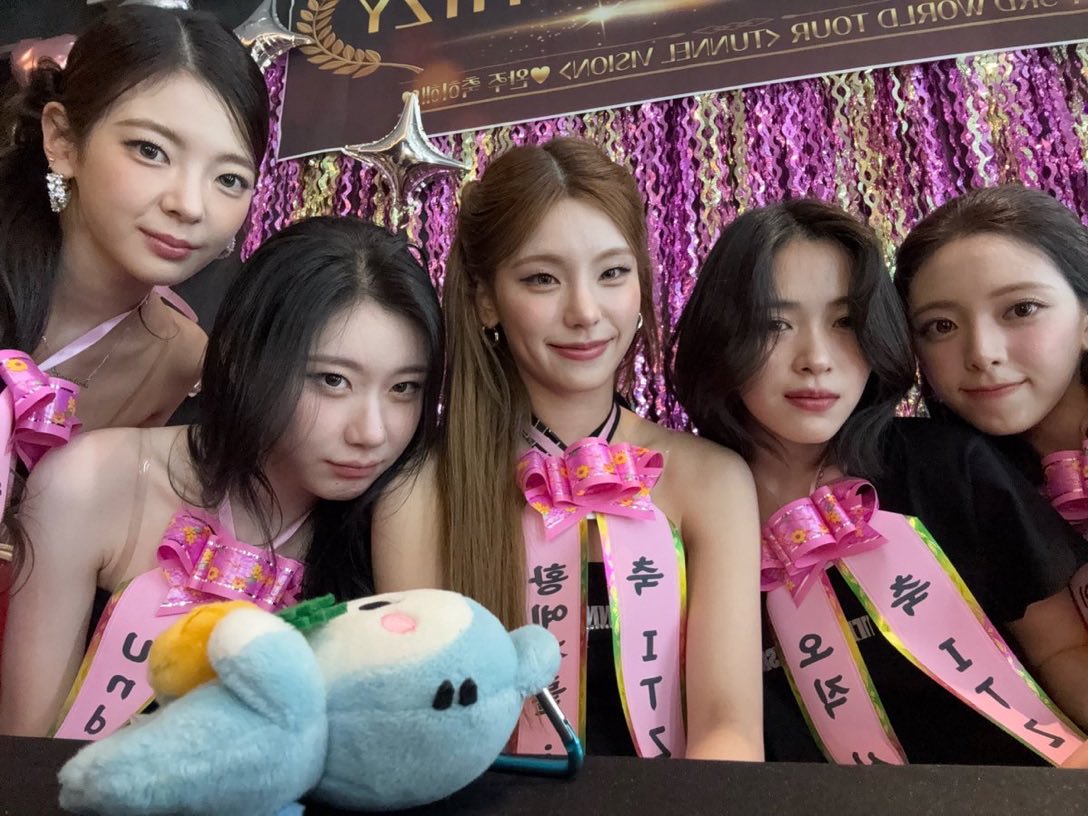 midzynova's tweet photo. why are they taking a photo infront of a dead ryujji https://t.co/c8bHsTriJB