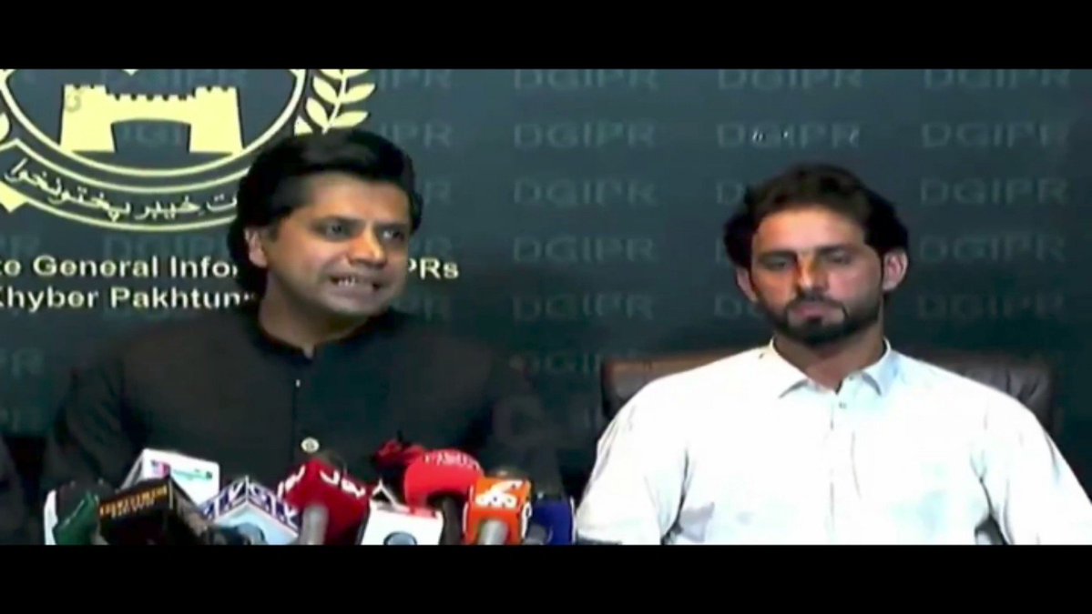 anishakhanpti's tweet photo. 🚨🚨 بریکینگ نیوز : اختیار ولی نے جس شہری کو دہشت گرد قرار دیا تھا ۔ شفیع جان نے اسے ساتھ بٹھا کر پریس کانفرنس کر ڈالی۔!!! https://t.co/Zcr2LoyEtI
