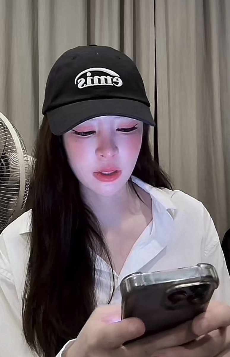 Lkhmaxty's tweet photo. คือปอนอ มานเปิดแสงหน้าจอสูงสุดเลยป่ะ55555555555555555 https://t.co/VbcpV0oVXR
