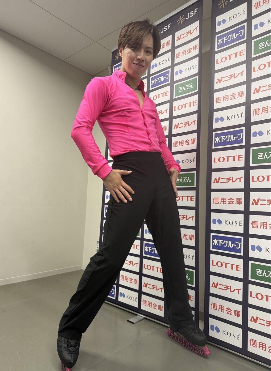 online_on_ice's tweet photo. ❄️東京選手権🗼シニア男子SP❄️
1位 #三浦佳生 選手🪇

シード選手ながら「ショートに苦手意識が生まれる前に」と出場決意💨
練習より勢いがついてしまったため4Tが2Tになったものの「良い課題。GPまでに直せる👊」

振付の村元哉中さん＆高橋大輔さんとのブラッシュアップの話になると目がキラキラ🤩
🗣️2時間ぐらいだったんですけど、それぞれ良さがあって、上手で、どんな動きも様になる✨自分は、セクシーさもありながらパワフルなマンボにしたい🕺

#figureskating  #FOD #フジスケ
#全日本への道  #KaoMIURA
📸ローアングルMAMBO