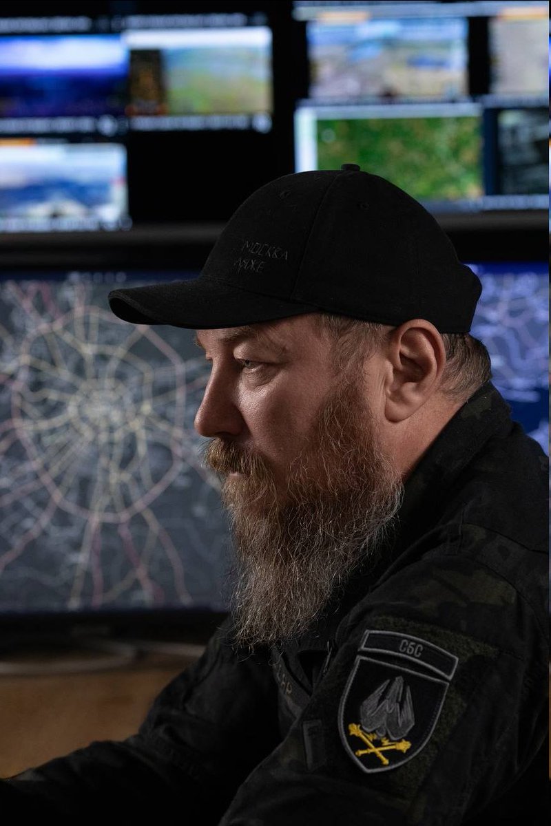TKouilou's tweet photo. Robert "Magyar" Brovdi 👇

"Reprenez vos esprits, chers Ukrainiens : il faut se servir de sa tête.
Alors qu’un peuple épuisé et effrayé, aujourd’hui, se fait vendre par des gens mal intentionnés — et plus seulement du bout des doigts — l’illusion d’un cessez-le-feu imminent et de la paix tant espérée,
ils débitent leurs histoires au moment même où le scélérat fait monter l’escalade et menace ouvertement le monde entier. 
Ils façonnent l’opinion pratiquement à l’unisson des discours tenus à Valdaï.

Poutine n’a certainement pas la paix en tête. Il veut du sang, jusqu’à notre extermination totale. 
Aujourd’hui, il exploite la fenêtre d’opportunité des « Shahed à réaction » et frappe l’arrière du pays, car ses succès sur le front durant toute l’année 2026 ont été rares, pour le dire avec modération.

Si nous voulons survivre, nous devons nous appuyer sur une analyse rationnelle et sur les chiffres, pas sur des rêves irréalisables. 
Et nous voulons bel et bien survivre.

Oui, les Forces de défense finiront par refermer cette fenêtre d’opportunité de l’ennemi grâce à des contre-mesures, notamment au rééquipement. 
Cela prendra du temps. 
Combien ? Cela dépend de plusieurs facteurs ; je ne peux pas en dire davantage pour l’instant.

Le front est difficile. Le cafard avance et continuera d’avancer, mais il est détruit de plus en plus.

L’armée s’est endurcie ; il est temps que l’arrière du pays grandisse aussi. Ne croyez ni aux illusions ni aux miracles : comptons sur nos propres forces et les uns sur les autres. C’est le seul moyen de préserver notre État et notre chère patrie.

Quant à la cabane que les chacals proposent sous drapeau blanc, elle sera incendiée dès la première nuit noire.
Les adultes comprendront.
Nous tiendrons bon.
Moscou tombera."