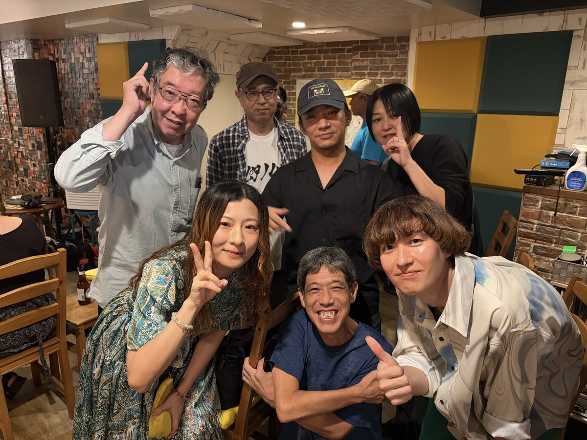 backing_bub's tweet photo. 練馬FAMILY「十人五色」
皆様ありがとうございました！✨

bubは視覚的にも色を出そうと
「緑」で揃えてみました🌳😎

今日初めてbub見たよ！という方も
ぜひ次回、ライブ納めの12/19
練馬FAMILYでお会いできたら
嬉しいです🙌

終演後に足を運んで下さったお客様と📸 https://t.co/FdpP6ootgp
