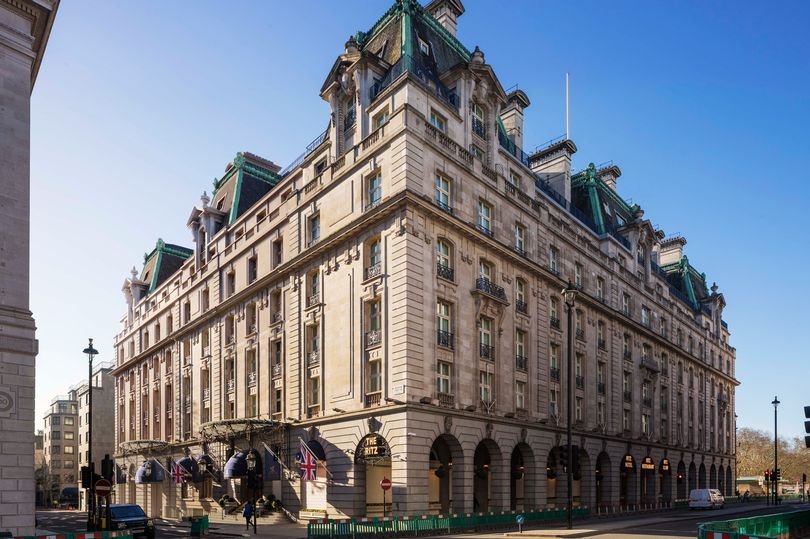 MrDiegolito's tweet photo. Es flipante lo que han hecho, el Ritz de Londres tenía una fachada de entrada muy raquítica y extraña, como si estuviera incompleta. Lleva años de obras de ampliación, llegando a derribar un  edificio de oficinas de los años 70 y levantado un ala entera nueva.

Antes/Después https://t.co/MUv0YIc28L