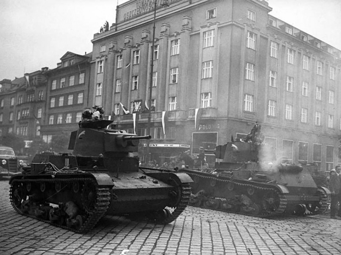 GanzeGeschichte's tweet photo. Exactly 88 years ago yesterday, on October 2, 1938, Poland invaded Czechoslovakia with tanks. https://t.co/7zXKZc8sgo