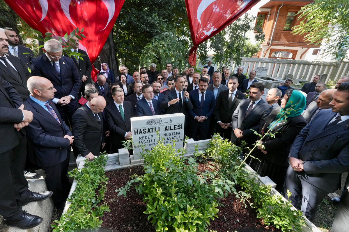 bakirkoymhp's tweet photo. İl Başkanımız Sn. Volkan YILMAZ, İlçe Başkanımız Sn. Turgut İNAN ve Yönetim Kurulu Üyelerimiz ile birlikte; 3 Ekim 1978’de hain bir pusuda şehit edilen İl Başkanımız Recep Haşatlı ve evladı Mustafa Haşatlı’yı, şehadetlerinin sene-i devriyesinde rahmet, minnet ve dualarla yâd ettiler.

Onların uğruna canlarını verdiği kutlu dava, bugün de aynı inanç, azim ve kararlılıkla yoluna devam etmektedir. Milliyetçi-Ülkücü Hareket’in hafızasında silinmez birer iz bırakan aziz dava büyüklerimizi daima rahmet ve minnetle anacağız.

Aziz ruhları şâd, mekânları cennet olsun. 🇹🇷