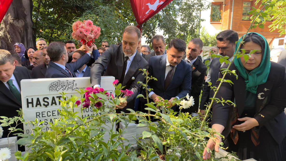 bakirkoymhp's tweet photo. İl Başkanımız Sn. Volkan YILMAZ, İlçe Başkanımız Sn. Turgut İNAN ve Yönetim Kurulu Üyelerimiz ile birlikte; 3 Ekim 1978’de hain bir pusuda şehit edilen İl Başkanımız Recep Haşatlı ve evladı Mustafa Haşatlı’yı, şehadetlerinin sene-i devriyesinde rahmet, minnet ve dualarla yâd ettiler.

Onların uğruna canlarını verdiği kutlu dava, bugün de aynı inanç, azim ve kararlılıkla yoluna devam etmektedir. Milliyetçi-Ülkücü Hareket’in hafızasında silinmez birer iz bırakan aziz dava büyüklerimizi daima rahmet ve minnetle anacağız.

Aziz ruhları şâd, mekânları cennet olsun. 🇹🇷