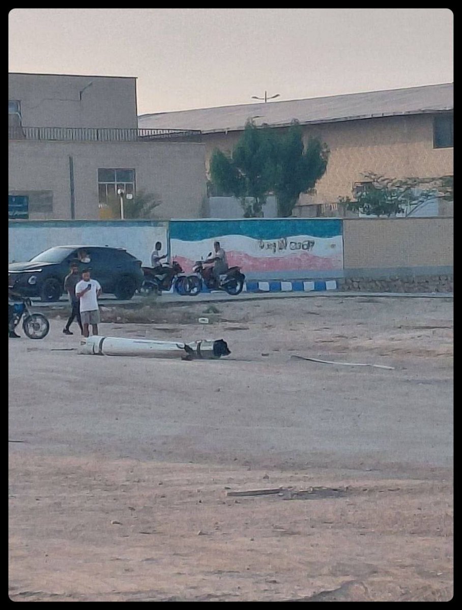 Hoorieh81's tweet photo. این، بوستر موشکی‌ست که پس از شلیک توسط سپاه تروریستی، در کنار مدرسه‌ای در جزیره‌ی قشم سقوط کرده است؛

دگوری‌های‌ کوله‌پشتی به کون‌، اگر به بچه‌ها می‌خورد، باز هم لابد مقصر آمریکا بود! :) https://t.co/KerKyXdS86