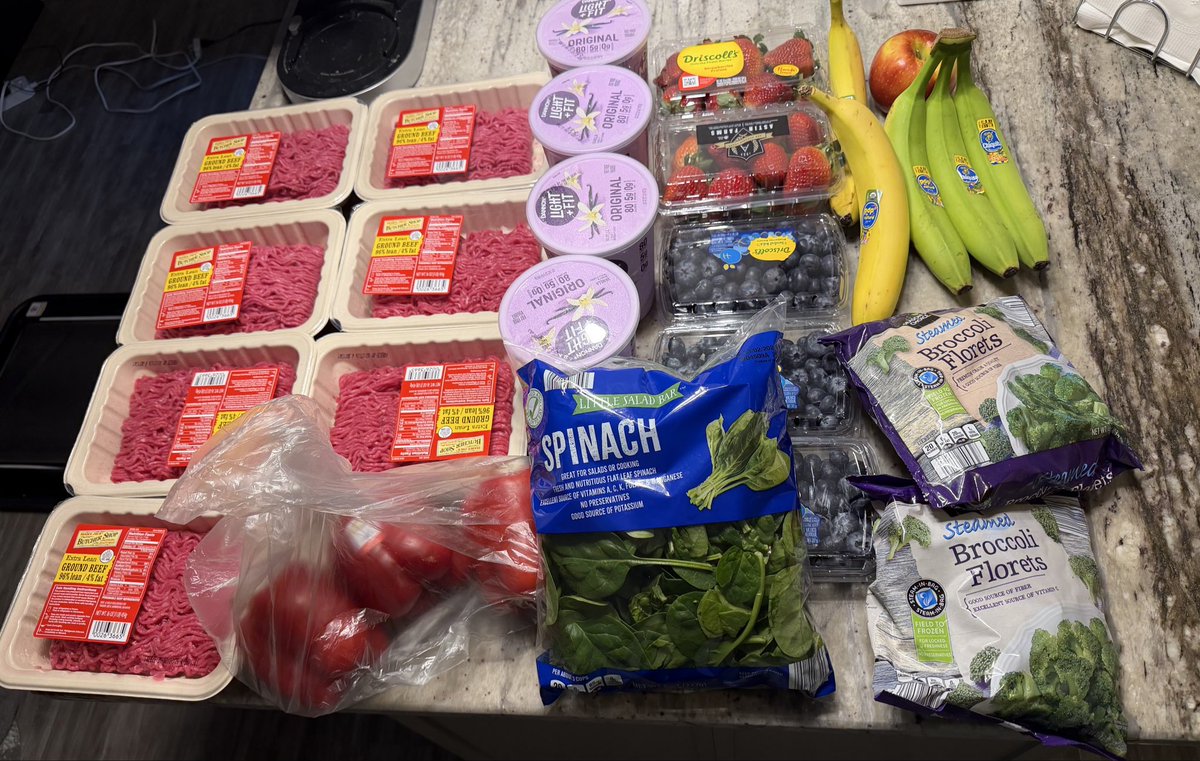 DeanTTraining's tweet photo. This is the SIMPLEST grocery list I can give for building muscle &amp; losing fat:

(BOOKMARK THIS)

- 96/4 Ground Beef
- Chicken Thighs or Breast
- Eggs
- Egg Whites
- Greek Yogurt
- Potatoes
- Rice
- Apples
- Strawberries
- Blueberries
- Bananas
- Broccoli
- Spinach
- Peppers https://t.co/0JHqF2zY9n