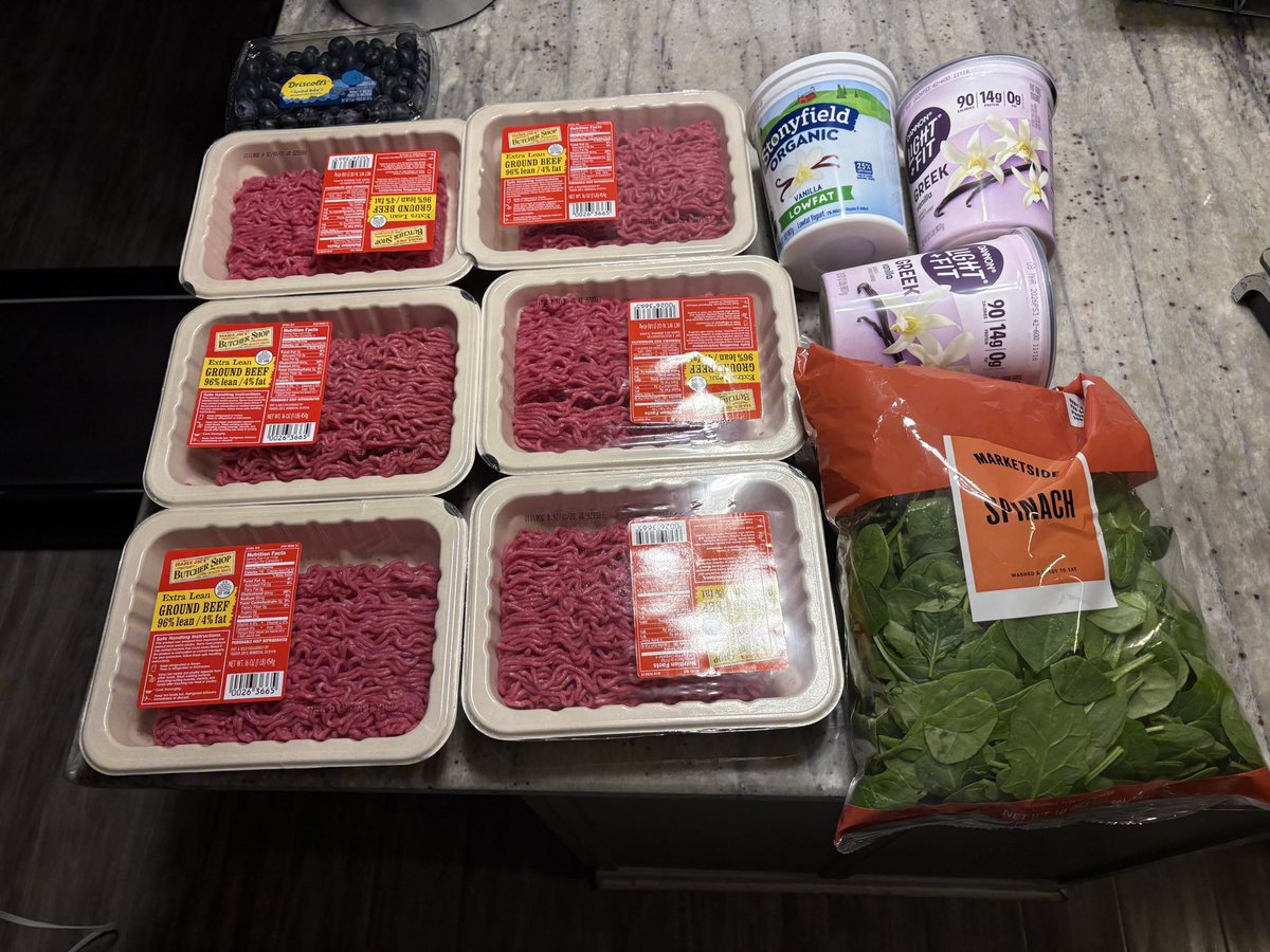 DeanTTraining's tweet photo. This is the SIMPLEST grocery list I can give for building muscle &amp; losing fat:

(BOOKMARK THIS)

- 96/4 Ground Beef
- Chicken Thighs or Breast
- Eggs
- Egg Whites
- Greek Yogurt
- Potatoes
- Rice
- Apples
- Strawberries
- Blueberries
- Bananas
- Broccoli
- Spinach
- Peppers https://t.co/0JHqF2zY9n