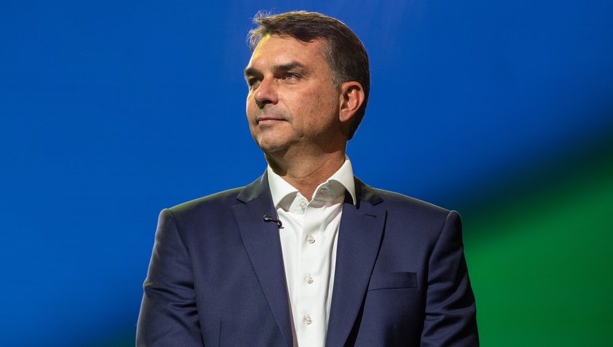 corrupcaobrnews's tweet photo. 🚨URGENTE! Flávio Bolsonaro vai PROIBIR meter de ladinho, pelo bem da moral e bons costumes https://t.co/xVdTkSuHzF