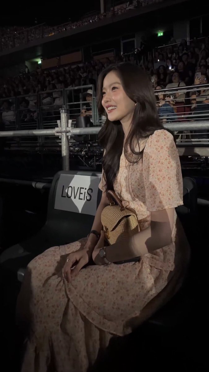 heyiammuay's tweet photo. มาเบลนั่งกอดกระเป๋า CELINE แล้วรำ แปล https://t.co/ESpEILnplJ