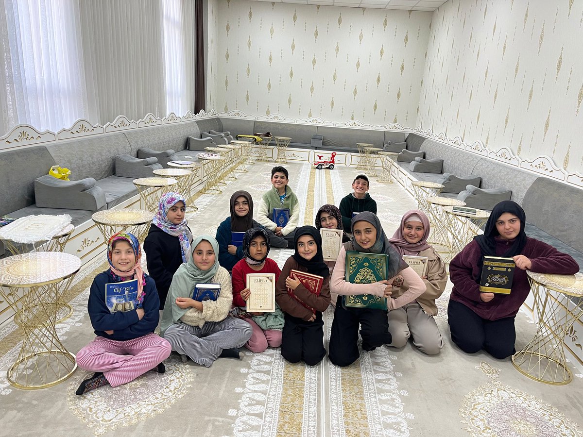 GSB_OzalpGM's tweet photo. Gönüllerimizi Kur'an’ın nuruyla aydınlatmaya kaldığımız yerden devam ediyoruz! ✨ Dini değerler atölyemizde hafta sonu derslerimiz yeniden başlıyor. https://t.co/v9tT4EOzxr