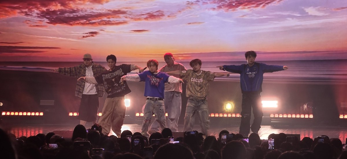 EiceeR's tweet photo. @BEFIRSTofficial  has a wide range of genra din noh..
Then can sing slow songs, flexing their vocals, then the next minute they rapping while dancing tapos may bumibirit pa...
Tapos live without backtrack buong concert..what an experience 🥰 https://t.co/xQqG7sRQk7