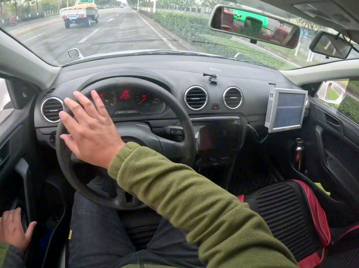 LailaAtkinax's tweet photo. Después de 10 horas de práctica, por fin no me trabo al girar el volante ni olvido seales de parada. Hoy me sentí casi como un conductor responsable https://t.co/iqaZ0eL6DO
