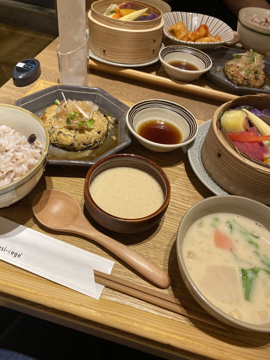 LOVE20070129's tweet photo. 🏯大阪城①🏯

　旦那と一緒に、京橋京阪モールにある「musi-vegetarian+cafe」でランチし、「読売テレビ」の前を通って、大阪城まで歩きました😘💖
　城ホールは、「マカロニえんぴつ」のLIVEでした🤗
　大阪城の残念石と豊臣兄弟の旗とのコラボも忘れずにです🥰❤️
#大阪城 https://t.co/Qya0ioOSus