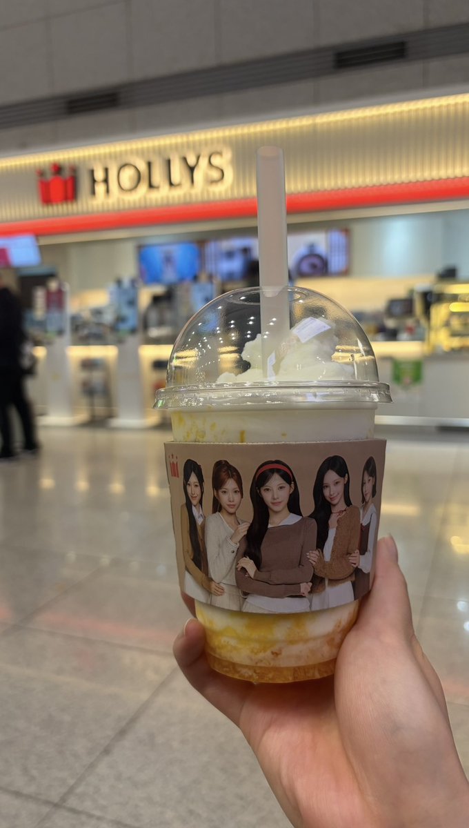 3m92d9ko1's tweet photo. スイカジュースは終わってて残念だったけどHollysのアップルマンゴーハリチーノ美味しかったー！日中普通に暑かったから生き返った🥵 https://t.co/dRZXrMknQW