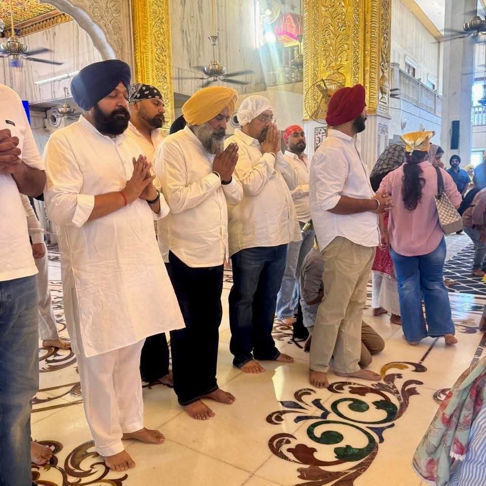 INCPunjab's tweet photo. ਪੰਜਾਬ ਕਾਂਗਰਸ ਦੇ ਨਵ-ਨਿਯੁਕਤ ਪ੍ਰਧਾਨ ਸ. ਪਰਗਟ ਸਿੰਘ ਜੀ ਨੇ ਜ਼ਿੰਮੇਵਾਰੀ ਮਿਲਣ ਉਪਰੰਤ ਗੁਰੂ ਸਾਹਿਬ ਦਾ ਸ਼ੁਕਰਾਨਾ ਕਰਨ ਲਈ ਗੁਰਦੁਆਰਾ ਸ੍ਰੀ ਬੰਗਲਾ ਸਾਹਿਬ ਵਿਖੇ ਮੱਥਾ ਟੇਕਿਆ ਅਤੇ ਸਰਬੱਤ ਦੇ ਭਲੇ ਲਈ ਅਰਦਾਸ ਕੀਤੀ।

ਗੁਰੂ ਸਾਹਿਬ ਅੱਗੇ ਇਹ ਅਰਦਾਸ ਕੀਤੀ ਕਿ ਪੰਜਾਬ ਅਤੇ ਪੰਜਾਬੀਆਂ ਦੀ ਸੇਵਾ ਦੀ ਇਹ ਜ਼ਿੰਮੇਵਾਰੀ ਪੂਰੀ ਇਮਾਨਦਾਰੀ, ਨਿਮਰਤਾ ਅਤੇ ਸਮਰਪਣ ਭਾਵਨਾ ਨਾਲ ਨਿਭਾਉਣ ਦੀ ਤਾਕਤ ਬਖ਼ਸ਼ਣ।

@PargatSOfficial @INCIndia