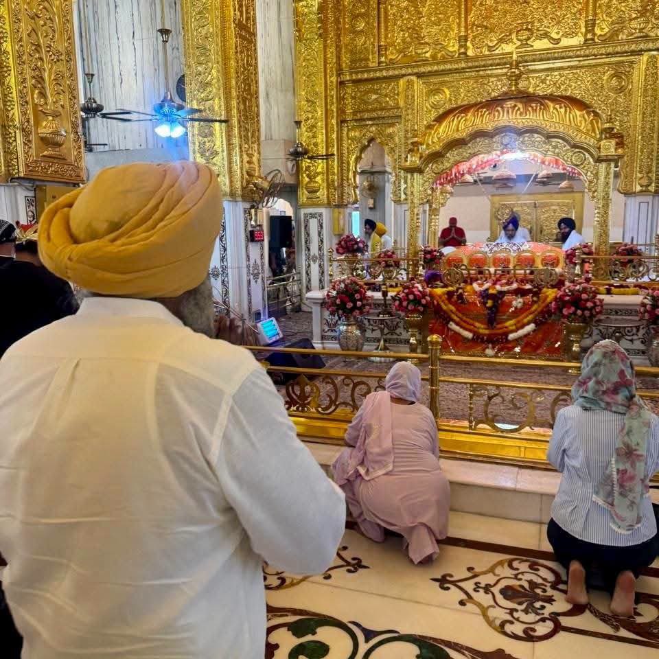 INCPunjab's tweet photo. ਪੰਜਾਬ ਕਾਂਗਰਸ ਦੇ ਨਵ-ਨਿਯੁਕਤ ਪ੍ਰਧਾਨ ਸ. ਪਰਗਟ ਸਿੰਘ ਜੀ ਨੇ ਜ਼ਿੰਮੇਵਾਰੀ ਮਿਲਣ ਉਪਰੰਤ ਗੁਰੂ ਸਾਹਿਬ ਦਾ ਸ਼ੁਕਰਾਨਾ ਕਰਨ ਲਈ ਗੁਰਦੁਆਰਾ ਸ੍ਰੀ ਬੰਗਲਾ ਸਾਹਿਬ ਵਿਖੇ ਮੱਥਾ ਟੇਕਿਆ ਅਤੇ ਸਰਬੱਤ ਦੇ ਭਲੇ ਲਈ ਅਰਦਾਸ ਕੀਤੀ।

ਗੁਰੂ ਸਾਹਿਬ ਅੱਗੇ ਇਹ ਅਰਦਾਸ ਕੀਤੀ ਕਿ ਪੰਜਾਬ ਅਤੇ ਪੰਜਾਬੀਆਂ ਦੀ ਸੇਵਾ ਦੀ ਇਹ ਜ਼ਿੰਮੇਵਾਰੀ ਪੂਰੀ ਇਮਾਨਦਾਰੀ, ਨਿਮਰਤਾ ਅਤੇ ਸਮਰਪਣ ਭਾਵਨਾ ਨਾਲ ਨਿਭਾਉਣ ਦੀ ਤਾਕਤ ਬਖ਼ਸ਼ਣ।

@PargatSOfficial @INCIndia