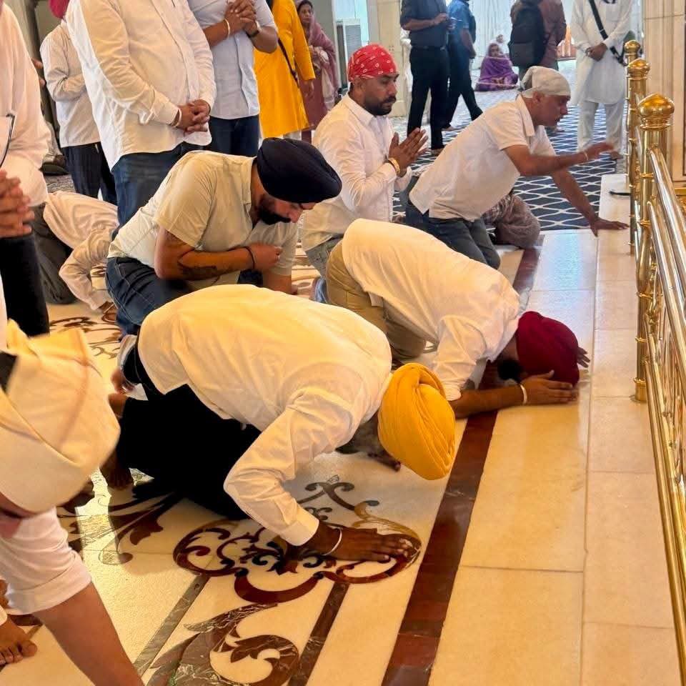 INCPunjab's tweet photo. ਪੰਜਾਬ ਕਾਂਗਰਸ ਦੇ ਨਵ-ਨਿਯੁਕਤ ਪ੍ਰਧਾਨ ਸ. ਪਰਗਟ ਸਿੰਘ ਜੀ ਨੇ ਜ਼ਿੰਮੇਵਾਰੀ ਮਿਲਣ ਉਪਰੰਤ ਗੁਰੂ ਸਾਹਿਬ ਦਾ ਸ਼ੁਕਰਾਨਾ ਕਰਨ ਲਈ ਗੁਰਦੁਆਰਾ ਸ੍ਰੀ ਬੰਗਲਾ ਸਾਹਿਬ ਵਿਖੇ ਮੱਥਾ ਟੇਕਿਆ ਅਤੇ ਸਰਬੱਤ ਦੇ ਭਲੇ ਲਈ ਅਰਦਾਸ ਕੀਤੀ।

ਗੁਰੂ ਸਾਹਿਬ ਅੱਗੇ ਇਹ ਅਰਦਾਸ ਕੀਤੀ ਕਿ ਪੰਜਾਬ ਅਤੇ ਪੰਜਾਬੀਆਂ ਦੀ ਸੇਵਾ ਦੀ ਇਹ ਜ਼ਿੰਮੇਵਾਰੀ ਪੂਰੀ ਇਮਾਨਦਾਰੀ, ਨਿਮਰਤਾ ਅਤੇ ਸਮਰਪਣ ਭਾਵਨਾ ਨਾਲ ਨਿਭਾਉਣ ਦੀ ਤਾਕਤ ਬਖ਼ਸ਼ਣ।

@PargatSOfficial @INCIndia