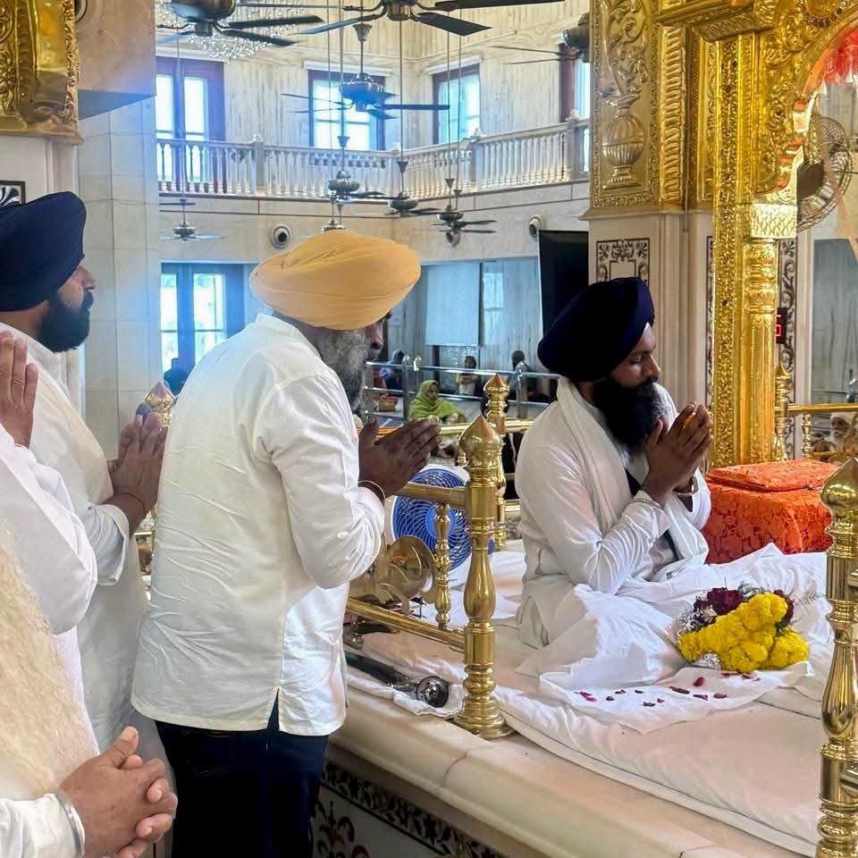 INCPunjab's tweet photo. ਪੰਜਾਬ ਕਾਂਗਰਸ ਦੇ ਨਵ-ਨਿਯੁਕਤ ਪ੍ਰਧਾਨ ਸ. ਪਰਗਟ ਸਿੰਘ ਜੀ ਨੇ ਜ਼ਿੰਮੇਵਾਰੀ ਮਿਲਣ ਉਪਰੰਤ ਗੁਰੂ ਸਾਹਿਬ ਦਾ ਸ਼ੁਕਰਾਨਾ ਕਰਨ ਲਈ ਗੁਰਦੁਆਰਾ ਸ੍ਰੀ ਬੰਗਲਾ ਸਾਹਿਬ ਵਿਖੇ ਮੱਥਾ ਟੇਕਿਆ ਅਤੇ ਸਰਬੱਤ ਦੇ ਭਲੇ ਲਈ ਅਰਦਾਸ ਕੀਤੀ।

ਗੁਰੂ ਸਾਹਿਬ ਅੱਗੇ ਇਹ ਅਰਦਾਸ ਕੀਤੀ ਕਿ ਪੰਜਾਬ ਅਤੇ ਪੰਜਾਬੀਆਂ ਦੀ ਸੇਵਾ ਦੀ ਇਹ ਜ਼ਿੰਮੇਵਾਰੀ ਪੂਰੀ ਇਮਾਨਦਾਰੀ, ਨਿਮਰਤਾ ਅਤੇ ਸਮਰਪਣ ਭਾਵਨਾ ਨਾਲ ਨਿਭਾਉਣ ਦੀ ਤਾਕਤ ਬਖ਼ਸ਼ਣ।

@PargatSOfficial @INCIndia