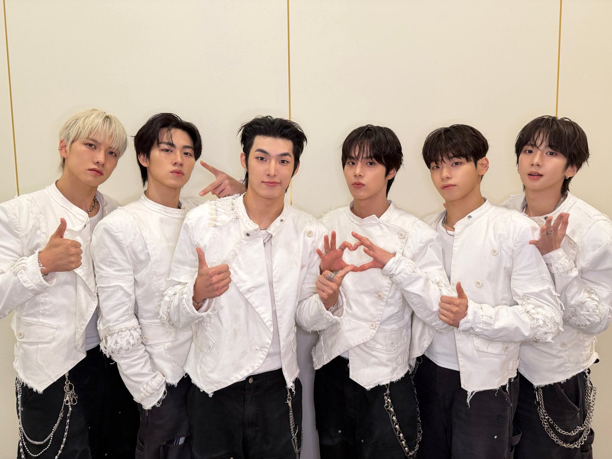 82MAJOR_231011's tweet photo. [📷]
#에이티투데이_261003

𝗜𝗗𝗢𝗟 𝗥𝗔𝗗𝗜𝗢 𝗟𝗜𝗩𝗘 𝗜𝗡 𝗞𝗨𝗔𝗟𝗔 𝗟𝗨𝗠𝗣𝗨𝗥 에서도 빛내 shine✨

#82MAJOR #82메이저 #에이티투메이저 https://t.co/EsLXbzHDuM