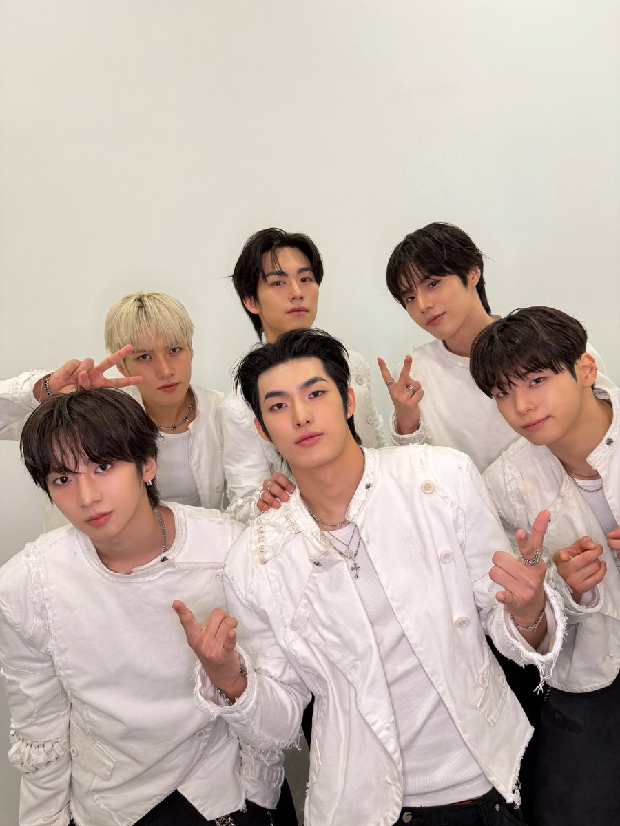 82MAJOR_231011's tweet photo. [📷]
#에이티투데이_261003

𝗜𝗗𝗢𝗟 𝗥𝗔𝗗𝗜𝗢 𝗟𝗜𝗩𝗘 𝗜𝗡 𝗞𝗨𝗔𝗟𝗔 𝗟𝗨𝗠𝗣𝗨𝗥 에서도 빛내 shine✨

#82MAJOR #82메이저 #에이티투메이저 https://t.co/EsLXbzHDuM