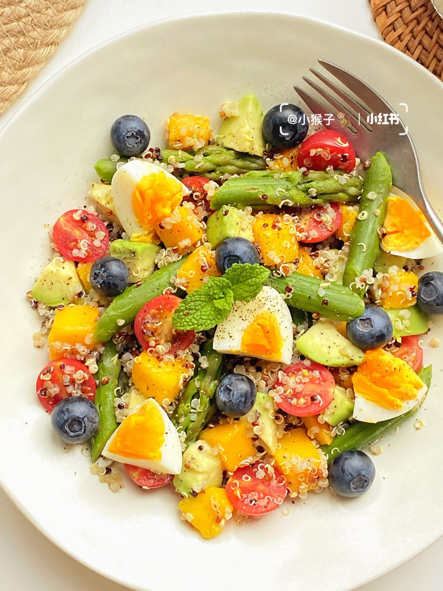 Collardau9's tweet photo. Un almuerzo rápido y sabroso: ensalada de quinoa con tomate cherry, aguacate y un chorrito de limón. Perfecto para el día a día, ligero y lleno de energía ， https://t.co/hw7WbYuIFJ