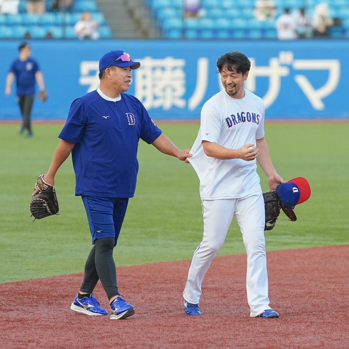 arsk_89's tweet photo. 監督とあべちゃ☺️(ﾆｺﾆｺの姿) https://t.co/OZuCkqGEfc