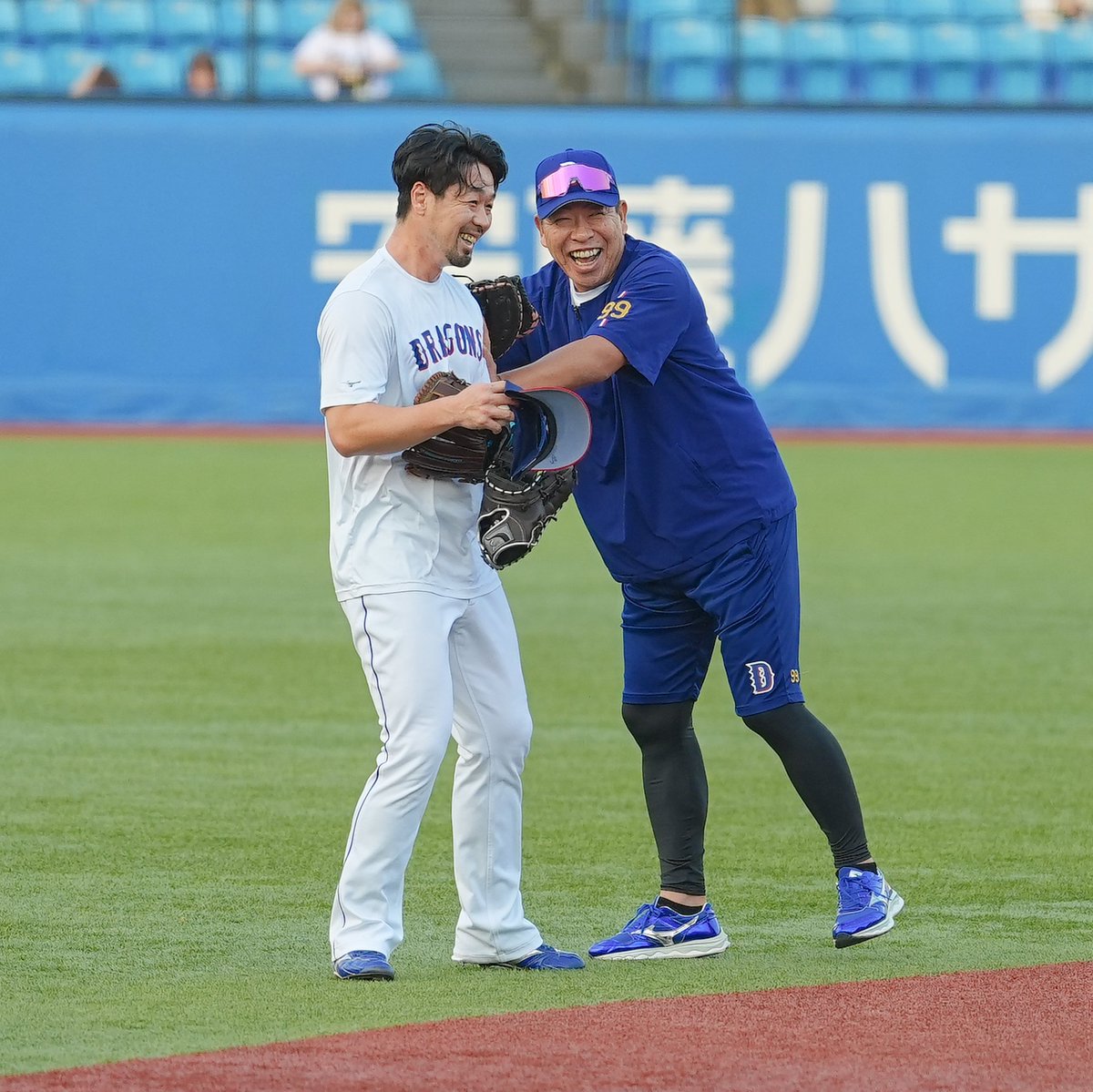 arsk_89's tweet photo. 監督とあべちゃ☺️(ﾆｺﾆｺの姿) https://t.co/OZuCkqGEfc