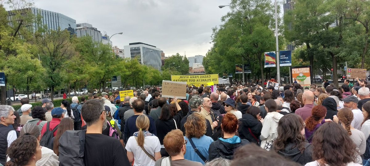 GanemosColmenar's tweet photo. 🏠🔑 Hoy Madrid se ha desbordado completamente por el derecho a la vivienda en una multitudinaria manifestación convocada por @InquilinatoMad https://t.co/J5JxUnpcFb
