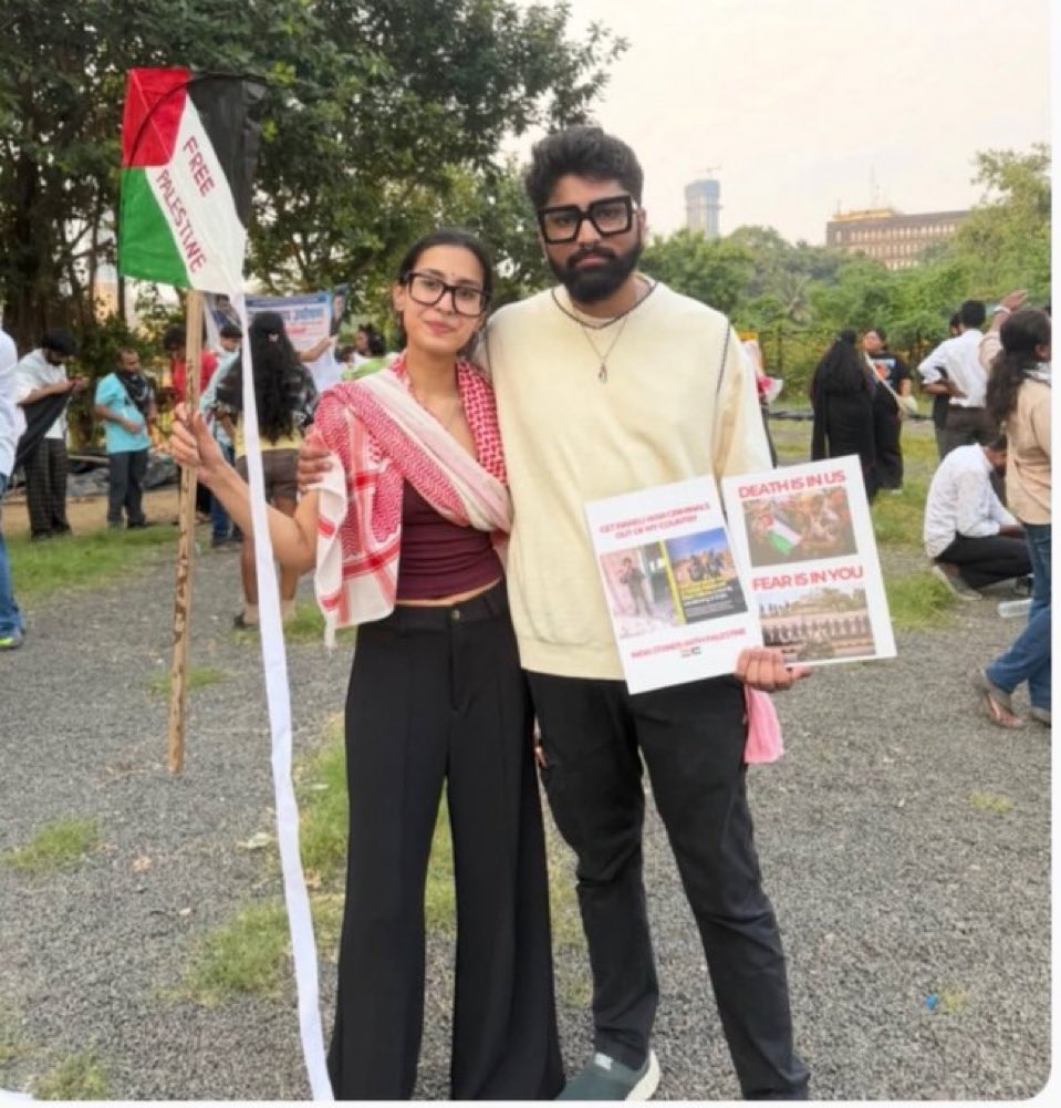 VIKRAMPRATAPSIN's tweet photo. Protesting against ECI with Palestinian Flag.
Understand the agenda . Muslims are behind it against Hindus . https://t.co/mGg5Dlqawu