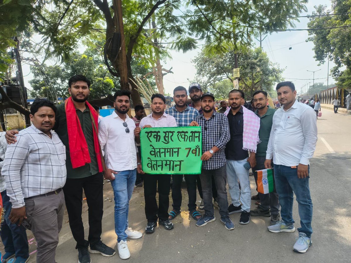 Team_BRVAS's tweet photo. बिहार राज्य व���द्यालय अध्यापक संघ के आदरणीय प्रदेश अध्यक्ष अनीष सिंह जी के नेतृत्व में बिहार के 38 जिले से आए हुए संगठन के साथियों के द्वारा आज गर्दनीबाग धरना स्थल से आंदोलन को मजबूत दिशा मिली है। 
वेतनमान प्राप्त होने तक हम सभी का संघर्ष जारी रहेगा। 
आज के आंदोलन में संगठन की एकता अभूतपूर्व रही। 
पुनः बिहार के कोने-कोने से संगठन के आए हुए शिक्षकों को कोटि-कोटि धन्यवाद।