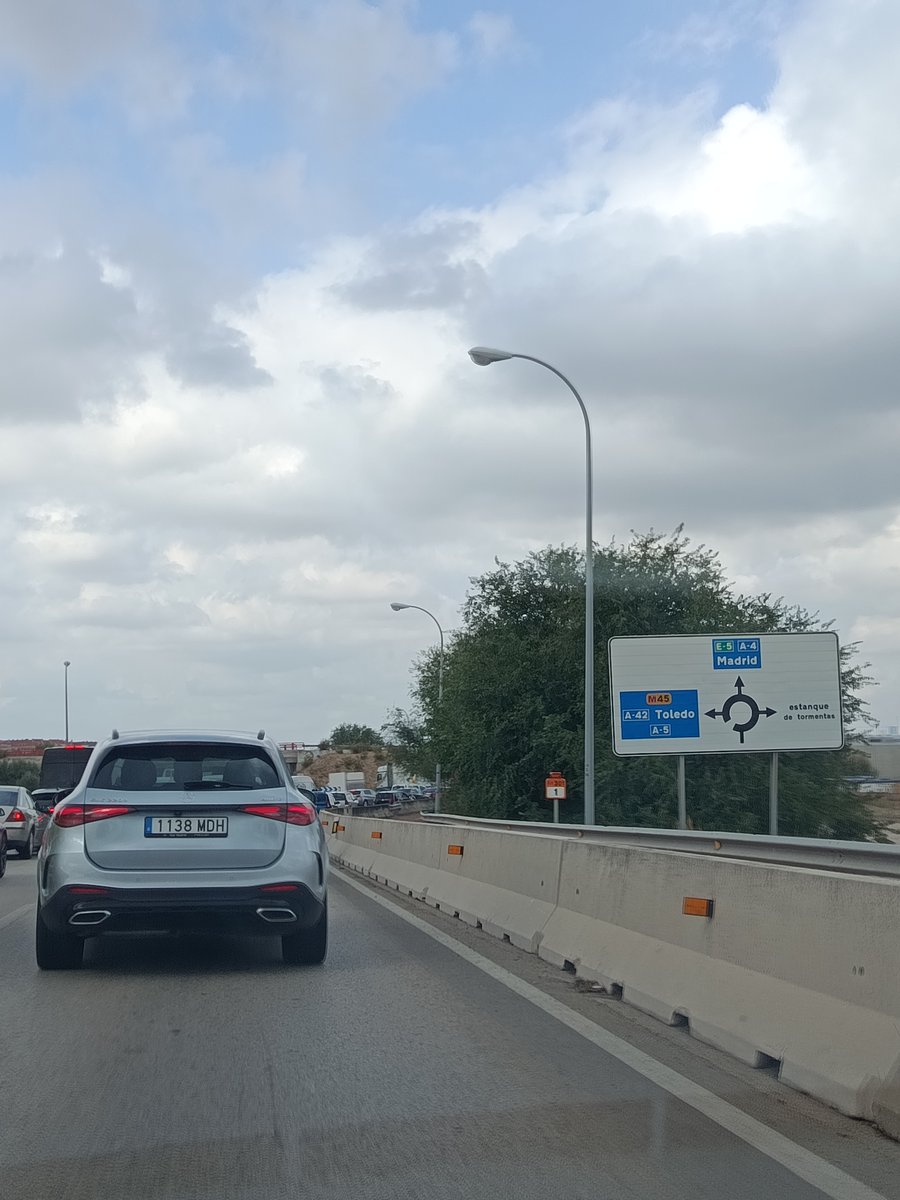 AVIButarque's tweet photo. Y este es el atasco diario que tenemos que sufrir los vecinos y vecinas de Butarque, en Villaverde Madrid, desde hace más de 20 años porque no os da la gana hacer una rotonda en la M-301 con la calle Hulla #Vergüenza @IdiazAyuso https://t.co/SKnTTZ6z8U