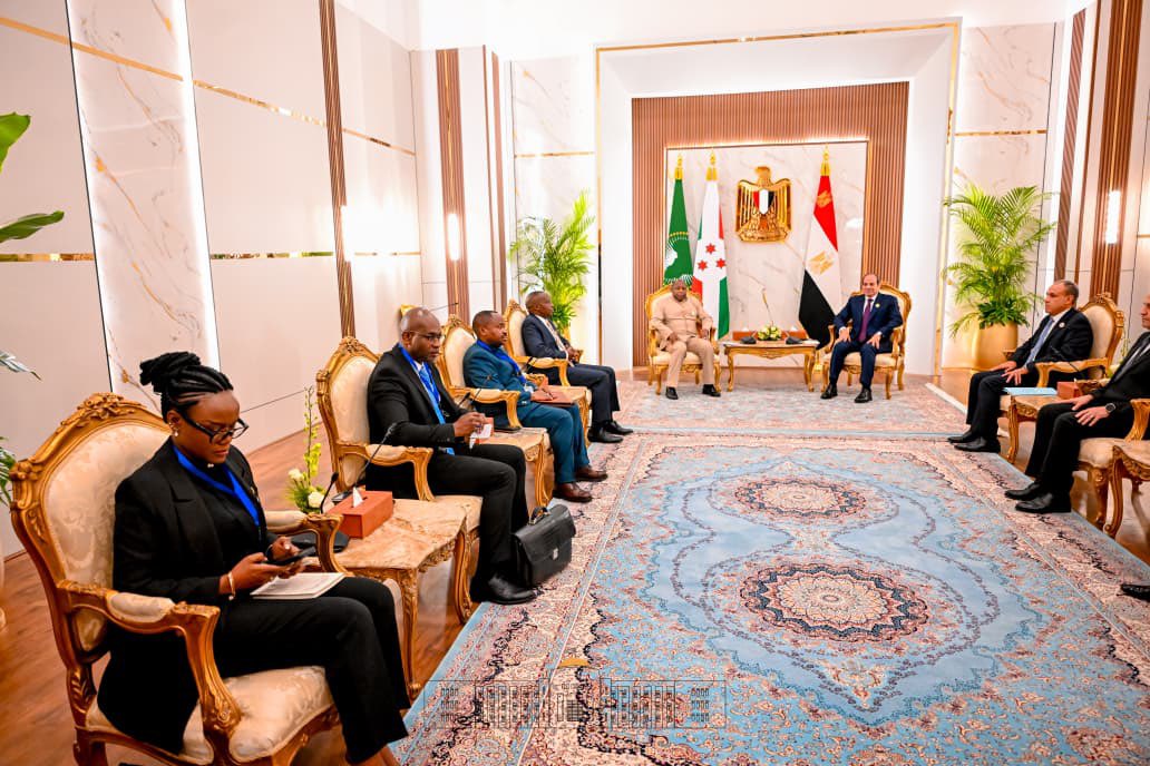 NtareHouse's tweet photo. A #Almein, Son Excellence Évariste Ndayishimiye, Président de la République du #Burundi et Président en exercice de l’Union africaine, a eu un entretien bilatéral avec Son Excellence le Président de la République arabe d'Egypte Son Excellence Abdel Fattah Al-Sisi.
Les échanges ont porté sur les urgences continentales, ainsi que le renforcement des relations bilatérales entre le Burundi et l’Égypte.
Les deux Chefs d’État ont également réaffirmé leur engagement en faveur de la paix et de la sécurité dans les zones de conflit du continent, en privilégiant le dialogue, la médiation et les solutions africaines.
Les deux Chefs d'Etat ont salué l’excellence des relations historiques entre nos deux pays et la précieuse contribution du #Burundi et de l’#Egypte au sein de l’Union africaine.