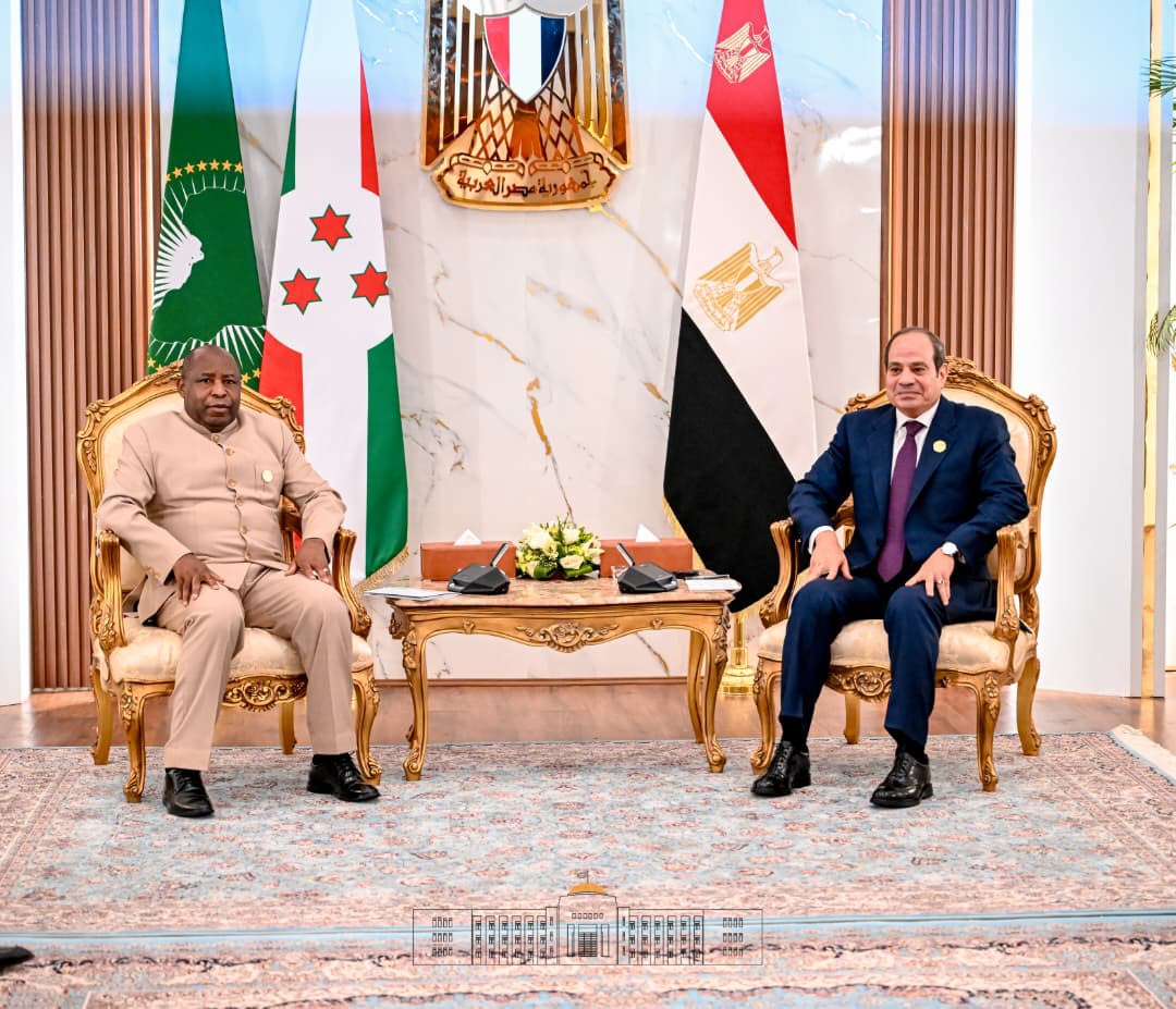 NtareHouse's tweet photo. A #Almein, Son Excellence Évariste Ndayishimiye, Président de la République du #Burundi et Président en exercice de l’Union africaine, a eu un entretien bilatéral avec Son Excellence le Président de la République arabe d'Egypte Son Excellence Abdel Fattah Al-Sisi.
Les échanges ont porté sur les urgences continentales, ainsi que le renforcement des relations bilatérales entre le Burundi et l’Égypte.
Les deux Chefs d’État ont également réaffirmé leur engagement en faveur de la paix et de la sécurité dans les zones de conflit du continent, en privilégiant le dialogue, la médiation et les solutions africaines.
Les deux Chefs d'Etat ont salué l’excellence des relations historiques entre nos deux pays et la précieuse contribution du #Burundi et de l’#Egypte au sein de l’Union africaine.