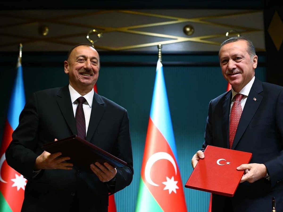 YeniUlak's tweet photo. Azerbaycan Medyası Musavat:

İnsanlar Karabağ'ı işgalden kurtaranın Türk ordusu olduğuna dair kesin bir inanca sahip. "Karabağ'ı biz aldık, size verdik" efsanesinin sonu gelmiştir. 

Biz de bu konuda hatalar yaptık. Zafer coşkusunun ilk yıllarında ülkemize en ufak bir yardımda bulunan herkese aşırı minnettar olduk. Zafer payımızı cömertçe herkesle paylaştık ve onların rolünü abarttık. 

Ermeniler de 44 günlük savaşta Azerbaycan'a değil, NATO'nun en güçlü ordularından birine sahip olan Türkiye'ye yenildiklerini ilan ediyor. 

Oysa hiçbir devlet bizim için savaşmadı, kimse bize hiçbir şeyi bedava vermedi ve silahları ve mühimmatı parayla, bazen piyasa fiyatından daha yüksek bir fiyata satın aldık. 

Biz silah ticareti yaptık, silah aldık, onlar para kazandı. Bize yaptıkları tek iyi şey, bize sattıkları silahları düşmana satmamalarıydı. Anlaşılan bu yüzden silahları yüksek fiyata aldık.