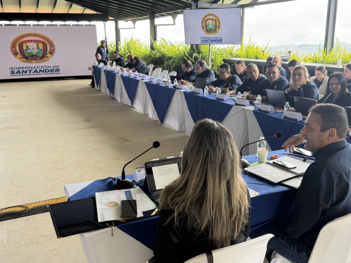 GralJuvenalDiaz's tweet photo. LAS METAS SON UN COMPROMISO CON SANTANDER

Hoy realizamos una jornada de seguimiento a la ejecución de las metas del Plan de Desarrollo, revisando el avance de los proyectos, la ejecución financiera y la articulación con el Gobierno Nacional.

Nuestro compromiso es hacer seguimiento permanente a cada peso invertido para garantizar que se traduzca en obras, programas y oportunidades para los santandereanos.

Trabajamos con planeación, disciplina y responsabilidad.