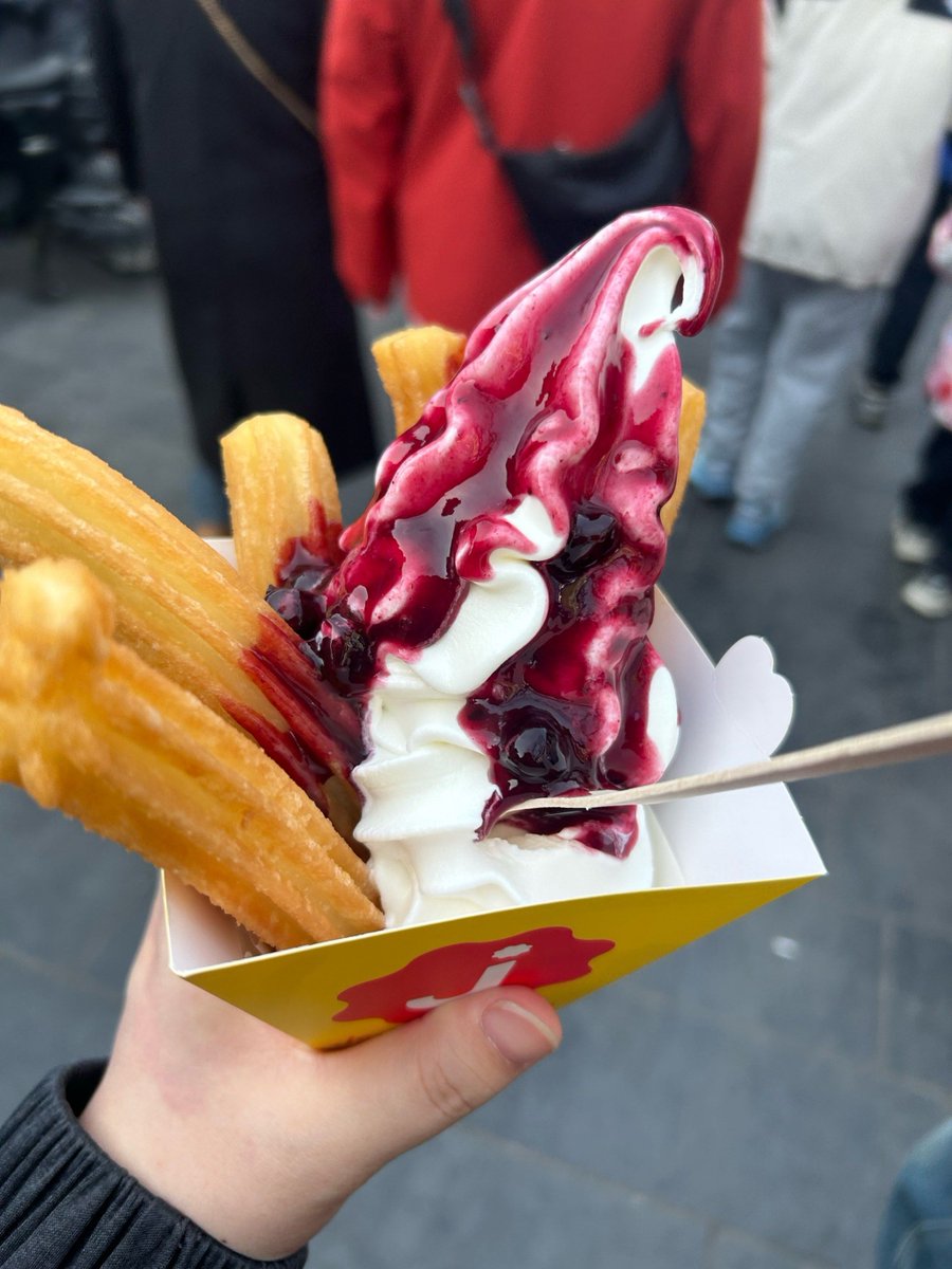 JulietteBaaiop's tweet photo. Churros crujientes con chocolate caliente, el snack perfecto para parar y disfrutar en la calle! https://t.co/pmjlgxZqj4