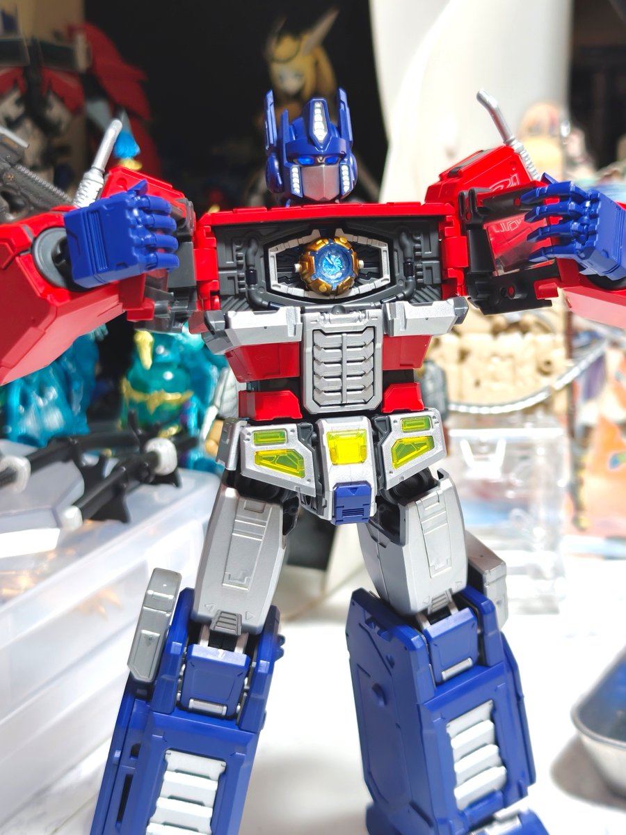 448mo's tweet photo. BLOKEESオプティマスプライムVer.EVOほどほどにデカくて密度があってトランスフォームこそしないもののオモチャ的なギミックもありつつ見た目がいいのでほんといいアイテム
国内展開もあるかもっぽいので楽しみ https://t.co/DaLHWl6ICd