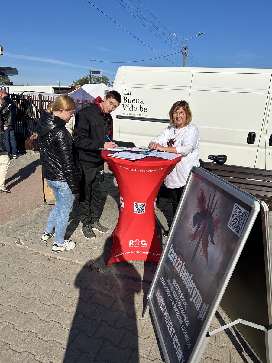 JwWioletta's tweet photo. Dziś w #Otwocku również @ROGranic zbierał podpisy w ramach inicjatywy obywatelskiej #KaraZaBanderyzm. Znowu Polscy Patrioci nie zawiedli . Serdecznie dziękujemy za każdy podpis. #wszyscy, którzy się jeszcze nie podpisali, spotkają nas też tu za tydzień w sobotę 🇵🇱 https://t.co/QqZ27cncoE