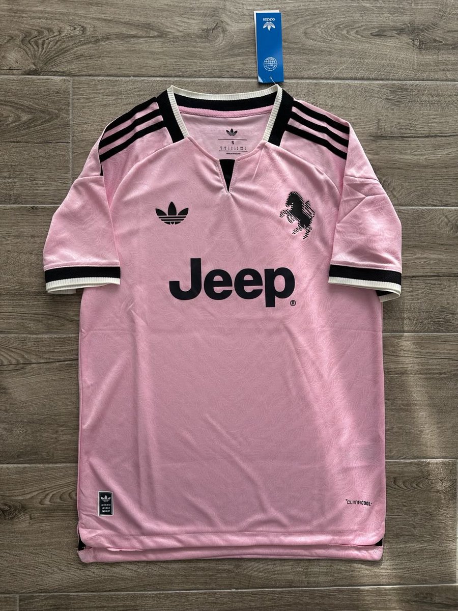 Cee_k15's tweet photo. I'm not a Juventus  fan but I'll definitely wear their away kit.🔥😂 https://t.co/1tyWn1Jpvn